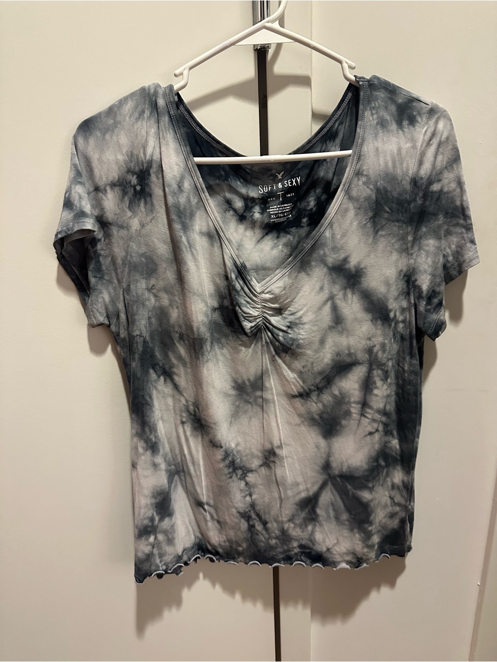 American Eagle Outfitters Black & Gray Tie-Dye V-Neck Tee